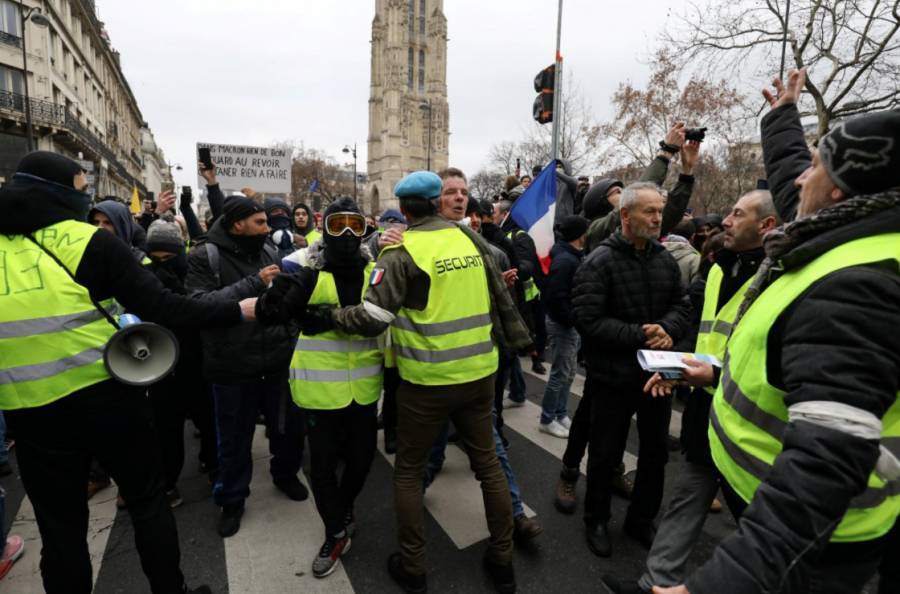 Во Франции после парада по случаю Дня взятия Бастилии начались беспорядки