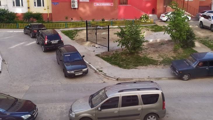 В Брянске посреди двора возле детской площадки поставили ворота