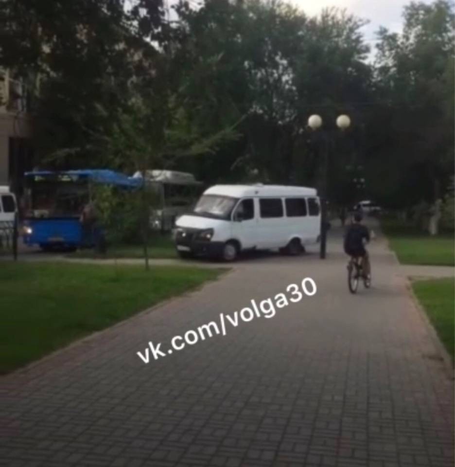 В Астрахани сняли, как маршрутка объезжает пробку по тротуару