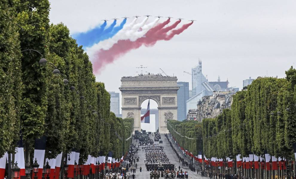 В Париже проходит военный парад в честь Дня взятия Бастилии