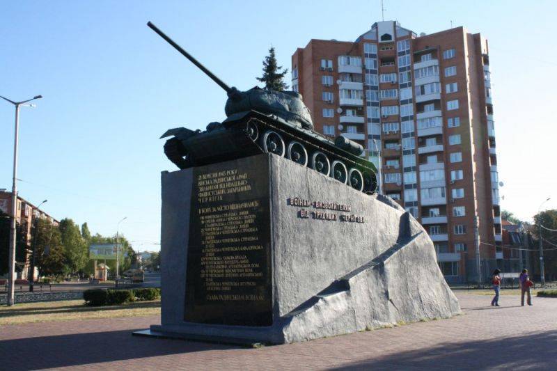 В Чернигове пытались поджечь мемориальный танк на площади Победы