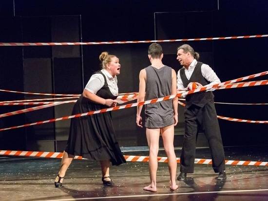 Театр Дуровой показал в Германии спектакль о «муках пубертатного периода»