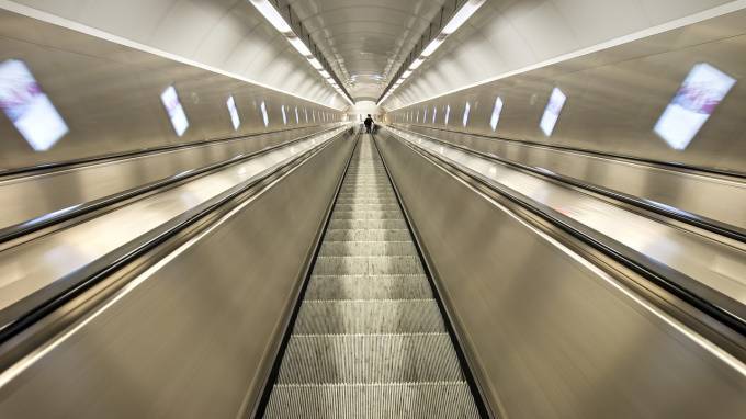 На станции метро "Комендантский проспект" пьяная мать уронила ребенка на эскалаторе