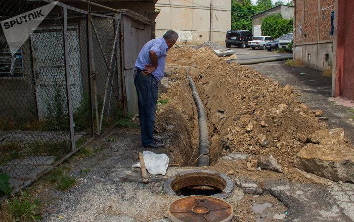 В Ереване мужчина провалился в канализационный люк