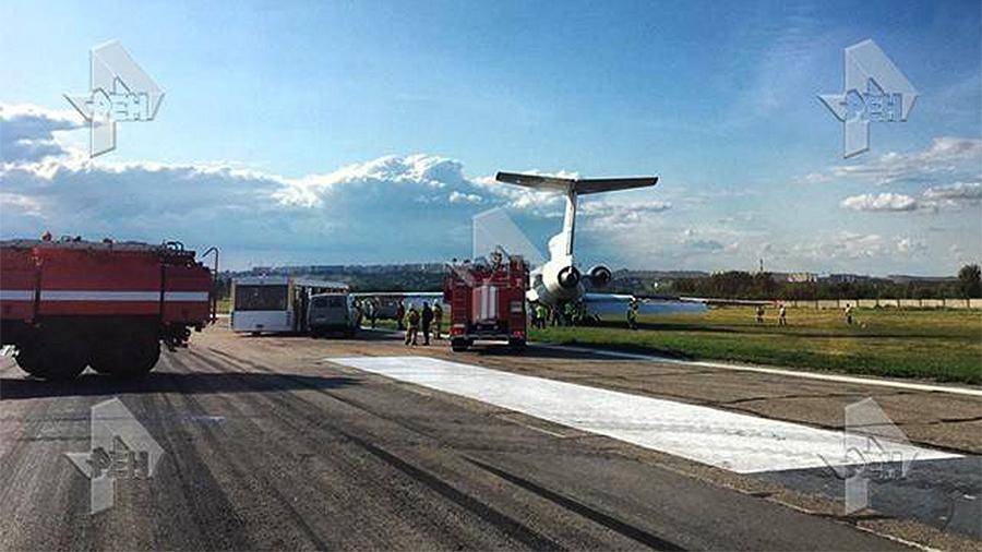 Самолет выкатился за пределы взлетной полосы в аэропорту Саратова