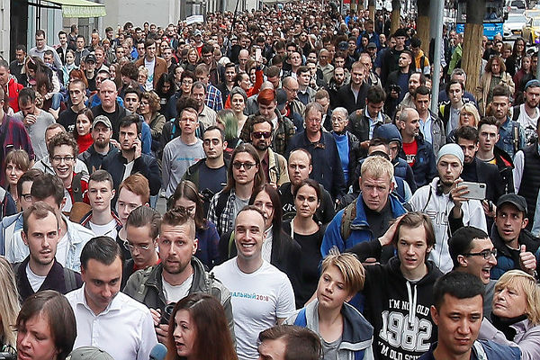 В незаконной акции в центре Москвы приняли участие около тысячи человек