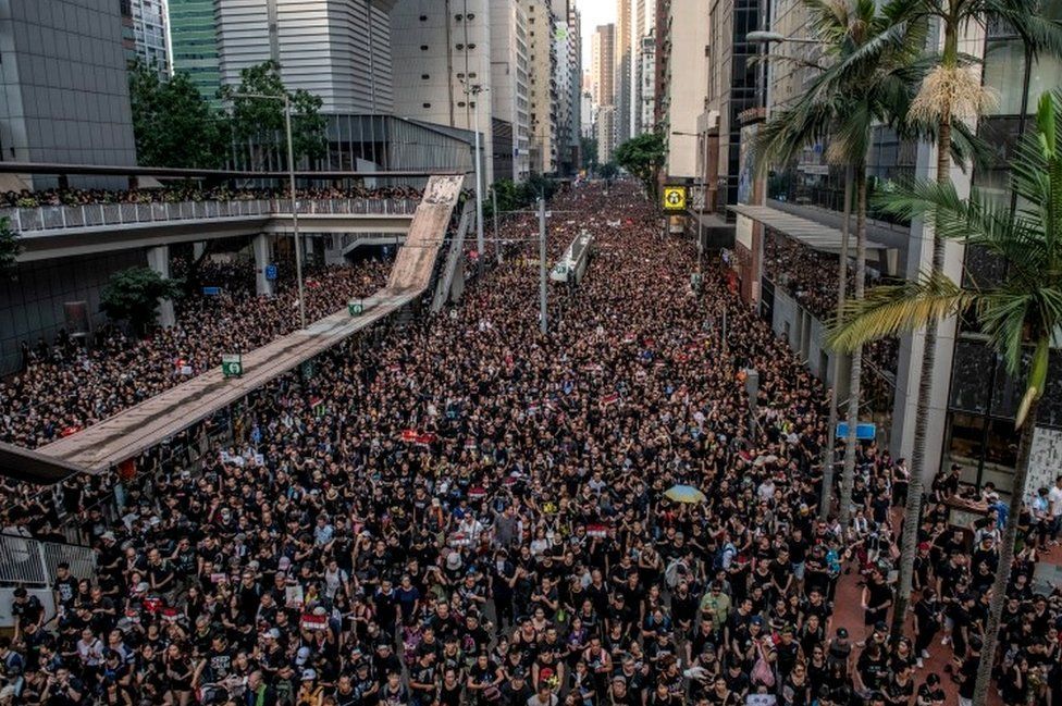 Больше 100 тысяч жителей Гонконга приняли участие в антиправительственной акции