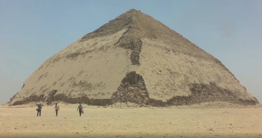 В Египте открыли "ломаную" пирамиду