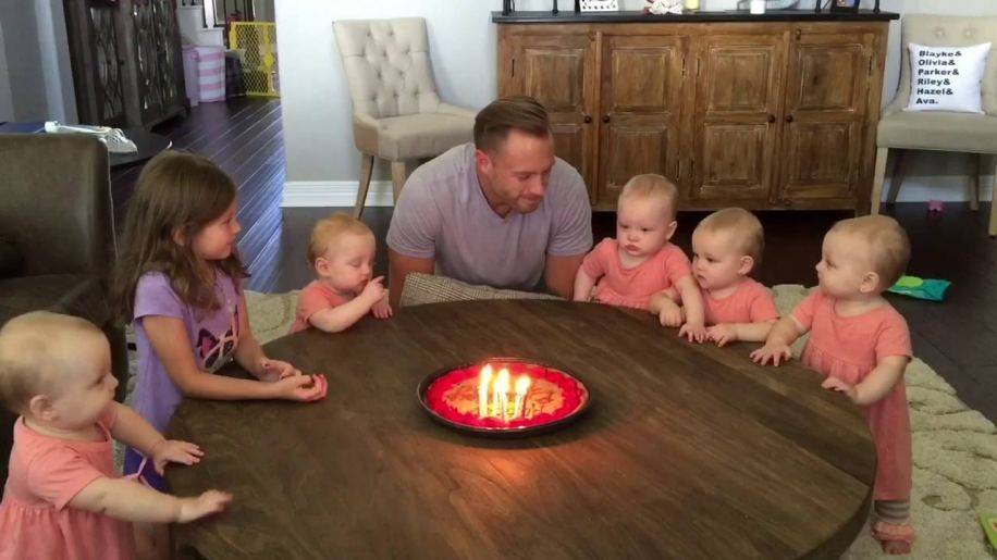 Папочка 6 малышек задул свечки на торте! Вот это реакция малышек!