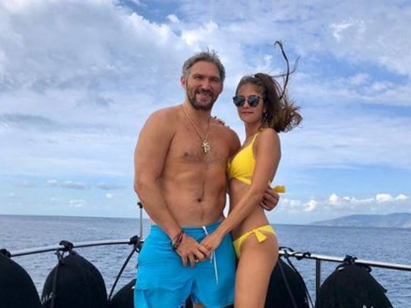 Жена Овечкина выложила фото с хоккеистом с яхты на отпуске в Италии