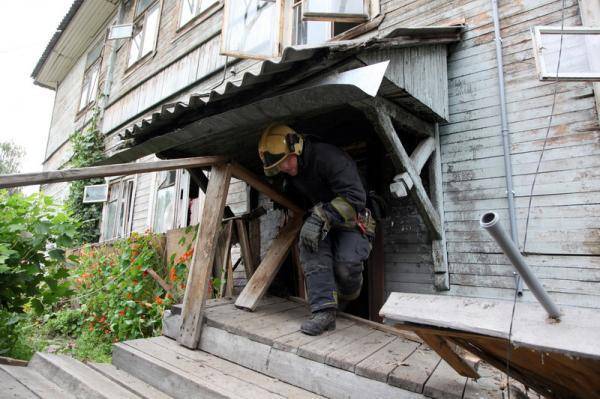 Трёхэтажный деревянный дом сошёл со свай в Архангельске