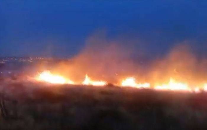 Крупный пожар у комплекса Цицернакаберд в Ереване, на место выехало шесть расчетов — видео