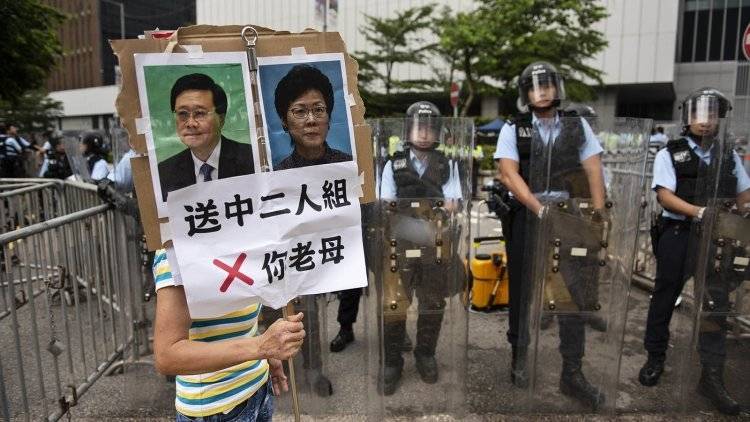 Глава администрации Гонконга хотела уйти в отставку на фоне протестов