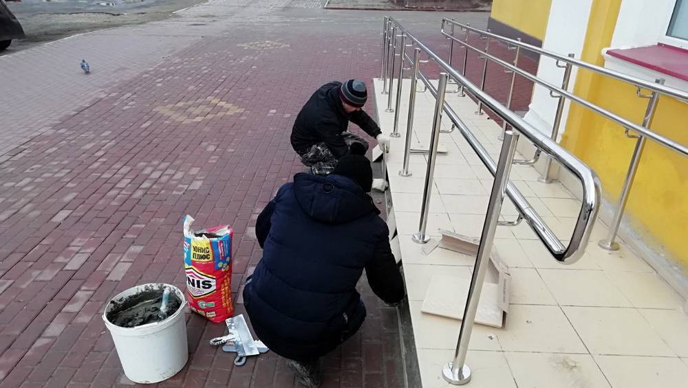 В Брянске приступили к ремонту лестницы театра кукол
