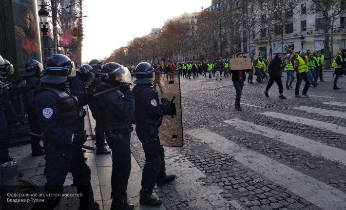 На улицах Парижа начались беспорядки после парада по случаю Дня взятия Бастилии