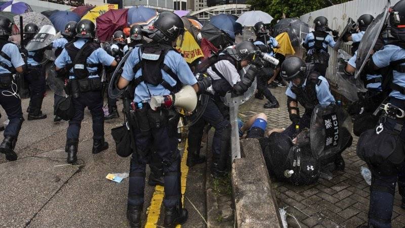 Одиннадцать полицейских пострадали при столкновении с протестующими в Гонконге