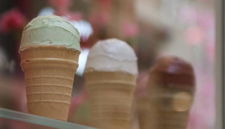Названы российские города, в которых жители чаще всего едят мороженое