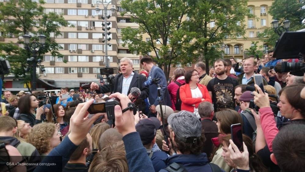 25 провокаторов задержаны полицией на митинге у Мосгоризбиркома