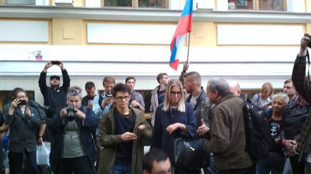 Эксперт назвал истинную цель незаконной акции оппозиции у здания Мосгоризбиркома