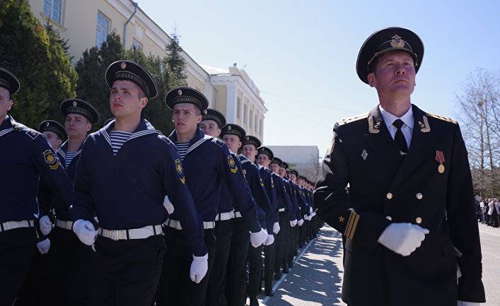 Цанькао сяоси (Китай): в России выпускники военных училищ пьют из касок? Эта традиция идет из Красной Армии, а пьют только отличники