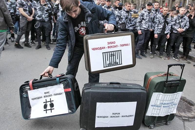 Политолог - о возможных арестах на Украине: Справедливо будет, если Порошенко сбежит из страны