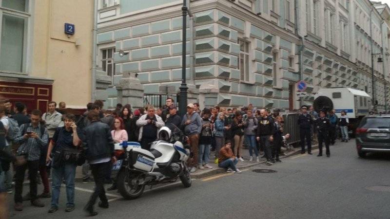 Полиция задержала Яшина, Соболь и Жданова за провокации у Мосгоризбиркома