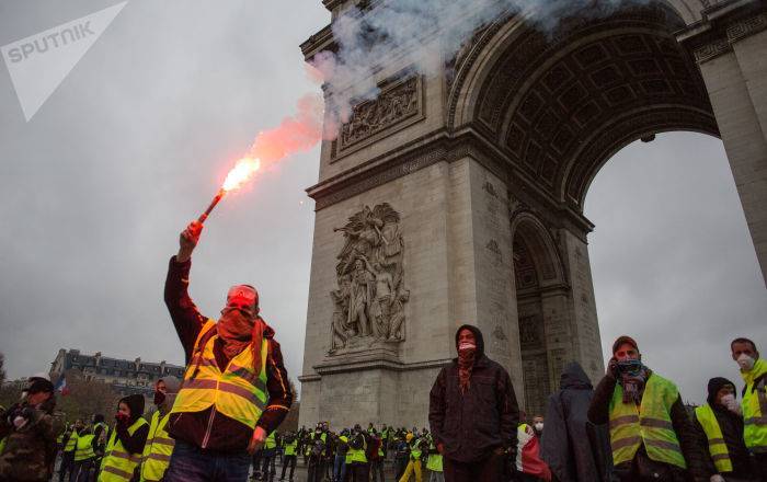 В Париже сразу после парада в честь Дня взятия Бастилии начались беспорядки