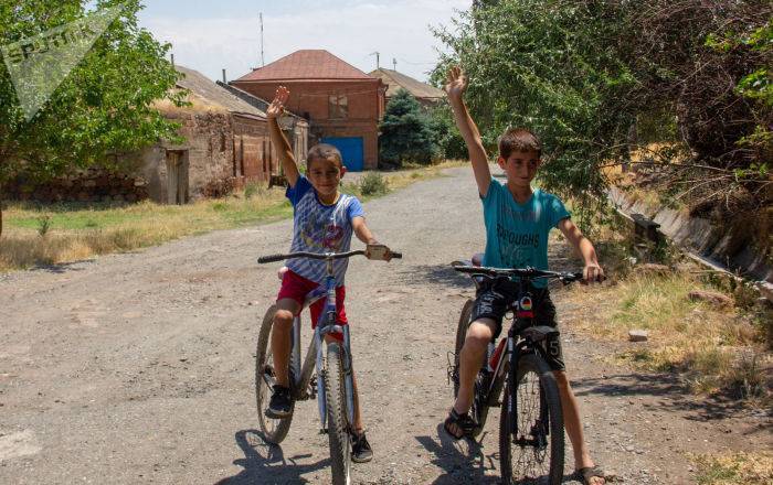 "Мы — настоящие армяне": о чем мечтает маленький сельский эстет, пока папа на заработках