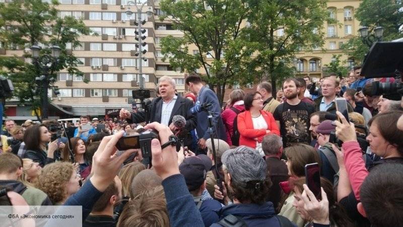 Провокации у Мосгоризбиркома обернулись задержанием более 25 митингующих