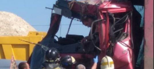 Водитель, наверно, в фарш: в Тюмени на объездной столкнулись два грузовика
