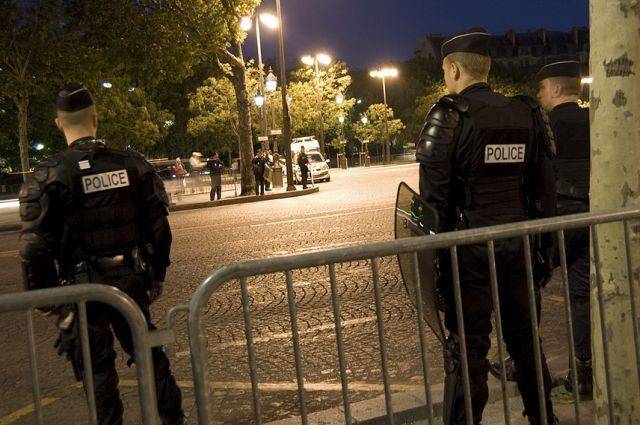 Полиция Парижа применила слезоточивый газ против болельщиков сборной Алжира