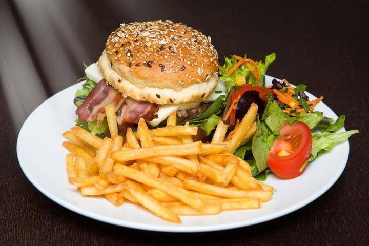 Диетолог призвала москвичей не съедать больше одного бургера в неделю