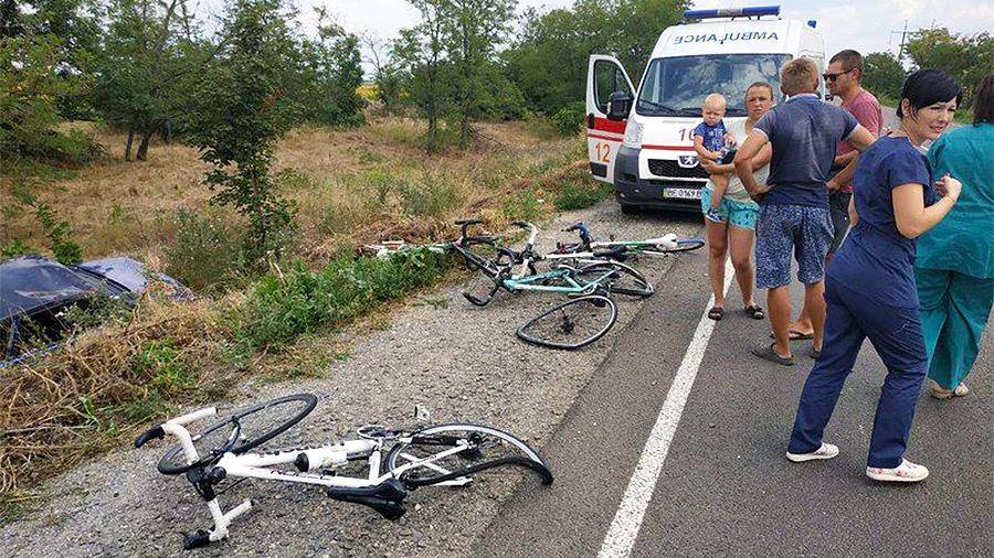 На Украине автомобиль врезался в группу детей-велосипедистов
