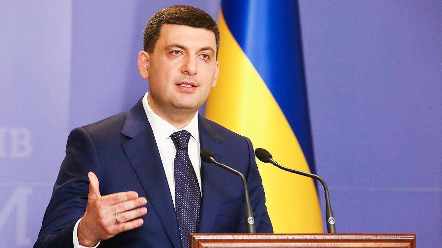 Гройсман предложил сократить вдвое число министров на Украине