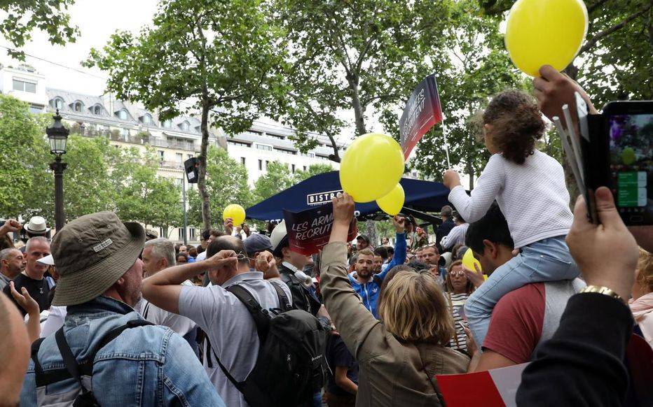Протестующие свистали Макрона во время парада во Франции