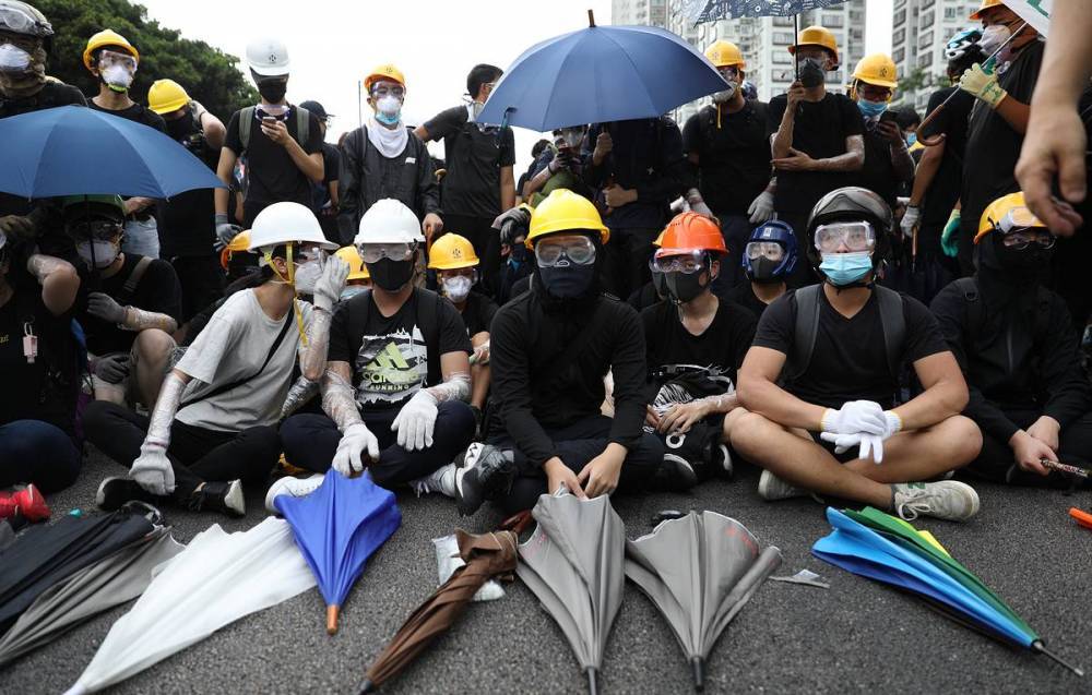 СМИ: на акцию протеста в Гонконге вышли десятки тысяч человек