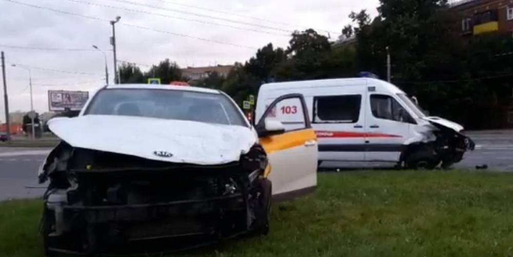 Фельдшер скорой помощи пострадал в аварии с участием такси в Москве