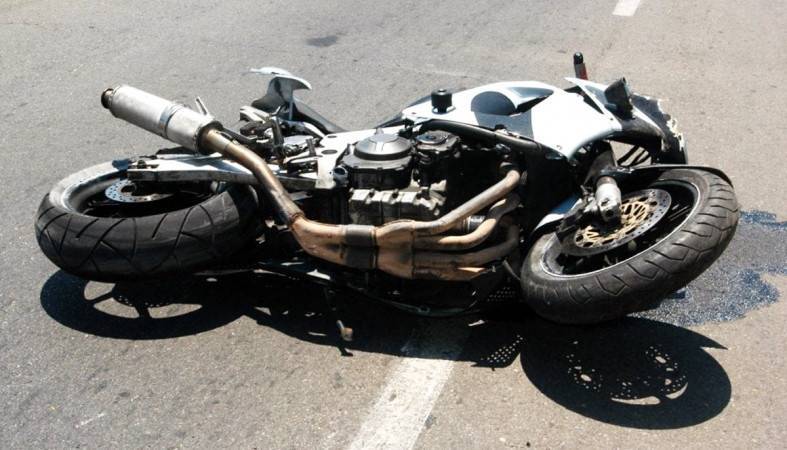 Девушка-мотоциклист столкнулась с автомобилем в Петрозаводске — Информационное Агентство "365 дней"