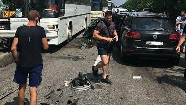Автомобиль из кортежа президента Зеленского врезался в автобусы с детьми