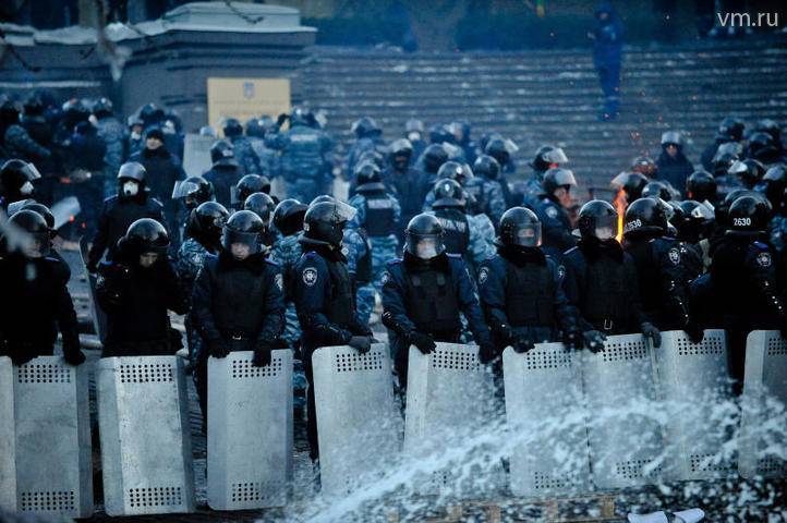 Протестующие парижане начали строить баррикады на Елисейских полях