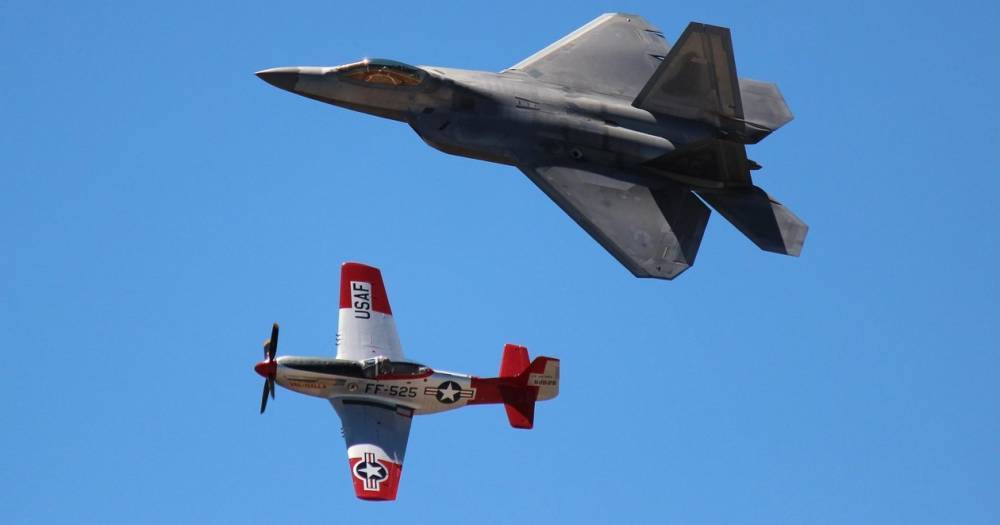 Полёт F-22 Raptor сняли с&nbsp;«Мустанга»: видео