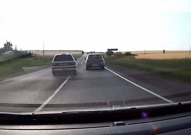 Видео: на трассе под Рязанью иномарка после обгона выталкивает ВАЗ с дороги