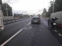 В Тверской области мотоциклист пытался затормозить на мокрой дороге и опрокинулся - ТИА