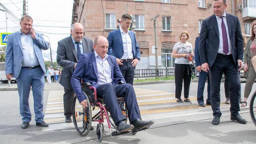 Мэр заставил чиновников пересесть в инвалидные коляски