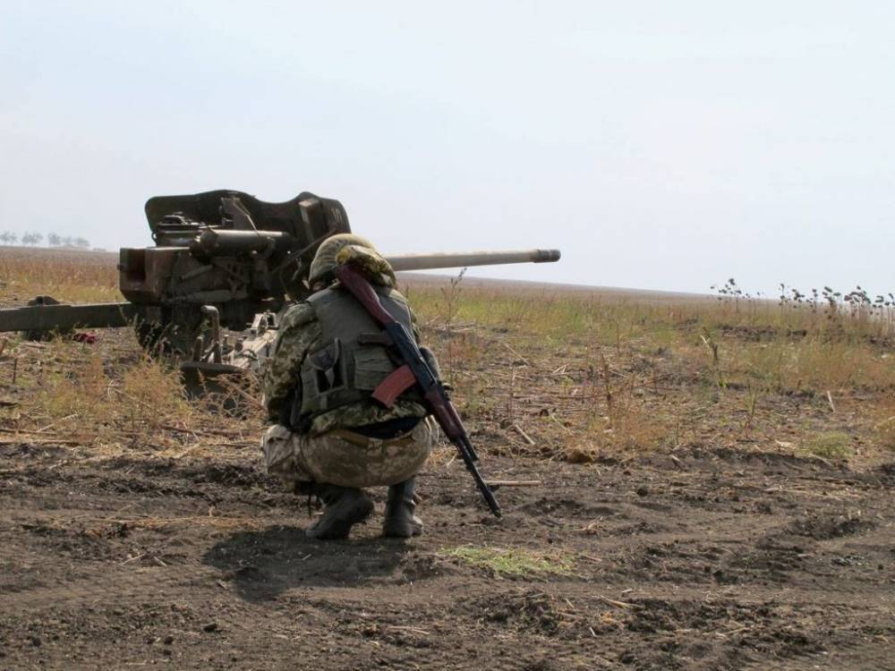 Война на Донбассе: 15 обстрелов за сутки, двое бойцов ранены