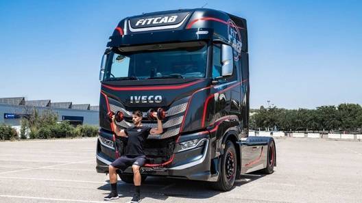 Iveco превратила кабину нового грузовика в настоящий фитнесс-зал