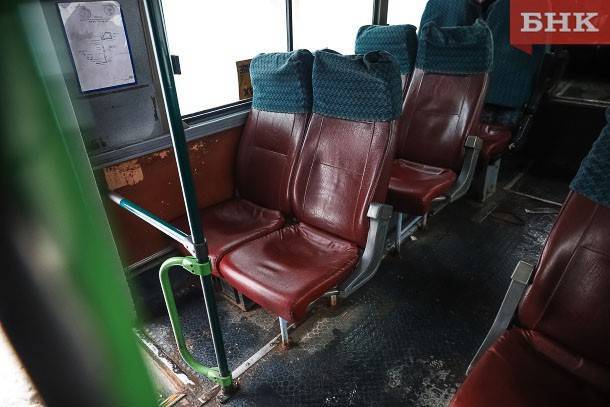 В Сыктывкаре водитель автобуса «уронил» двух пассажирок