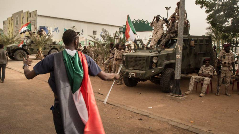 Протестующие суданцы забаррикадировали главную улицу Хартума