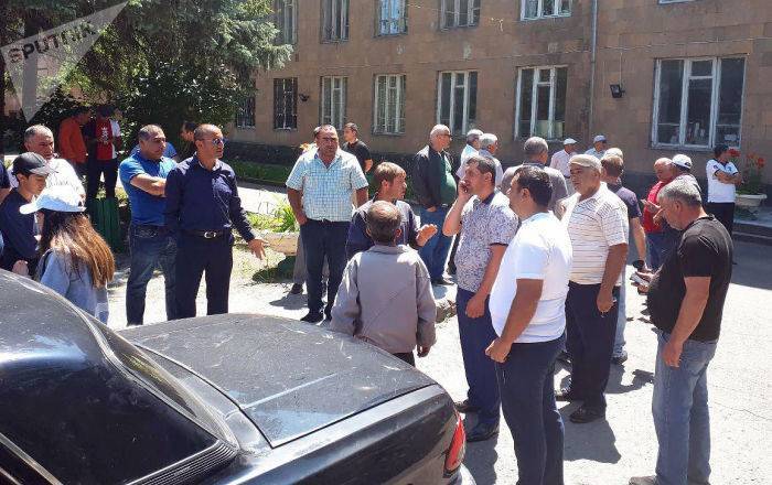 "Не дают заработать на кусок хлеба": владельцы объектов возле Севана устроили митинг
