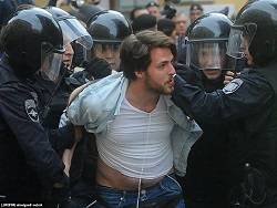 В Москве участники мирного протеста жёстко задержаны полицией